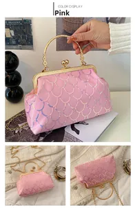 Détails du sac de soirée rose à paillettes avec poignée florale dorée et cadre