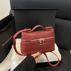 Fashionable burgundy woven texture handbag in premium gift box set for women