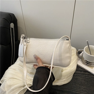 Sac baguette blanc à texture crocodile élégant avec fermeture éclair argentée