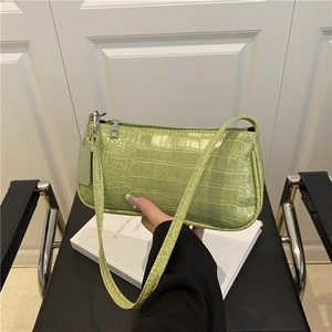Sac baguette vert clair à motif crocodile avec fermeture éclair argentée et bandoulière