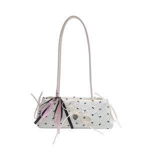 Weiße Jacquard-Baguette-Tasche mit schwarzen Schleifen und rosa Band-Detail auf weiß