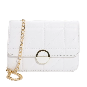 Weiße Stepptasche mit goldener Kette und Metallschnalle in minimalistischem Design