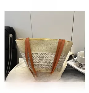 Detailaufnahme der beige gewebten Tragetasche mit braunen Ledergriffen und Reißverschluss