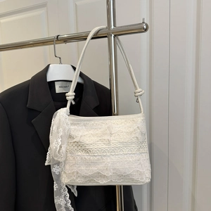 Sac à bandoulière chic en dentelle blanche avec foulard floral sur cintre en métal