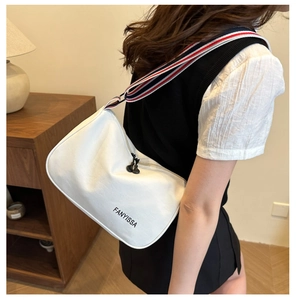 Sac bandoulière blanc avec logo FANYISSA et sangle rayée rouge, blanc et bleu