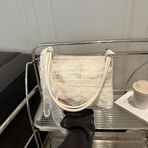 Sac fourre-tout en dentelle blanc cassé avec texture crochetée et anses en cuir