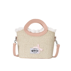 Sac seau en paille avec poignées en cuir rose et dentelle pour un style estival