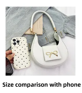 Confronto dettagliato delle dimensioni tra borsa a mezzaluna bianca e smartphone