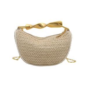 Mini sac tissé beige avec poignée en métal doré torsadé et bandoulière chaîne