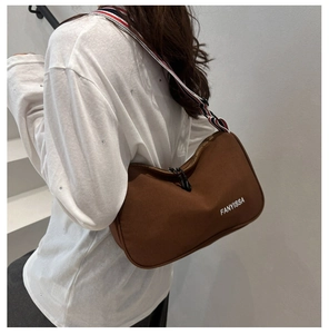 Sac bandoulière en toile marron avec large sangle rayée et détail texte FANYISSA