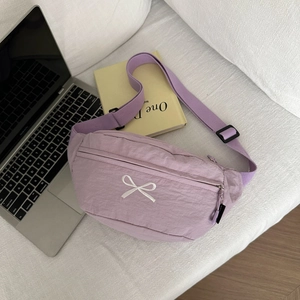 Sac banane en nylon lilas avec nœud brodé et bandoulière ajustable pour style décontracté