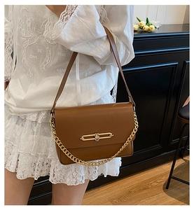 Sac à bandoulière en cuir mat marron avec boucle dorée et chaîne latérale