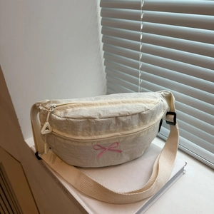 Sac bandoulière en nylon blanc cassé avec broderie nœud rose et sangle ajustable