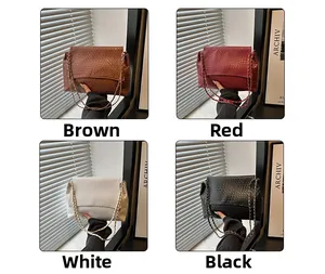 Vue détaillée des sacs cabas tissés disponibles en marron, rouge, blanc et noir