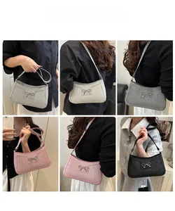 Detailansichten der glitzernden Schultertasche mit Schleife in Silber, Rosa und Schwarz