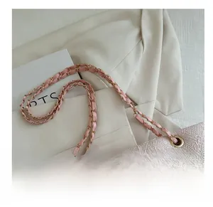 Détail du sac bandoulière rose avec broderie florale et anse en chaîne dorée