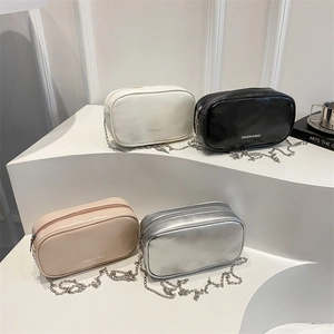 Sacs à main à chaîne minimalistes en noir, blanc, beige et argent avec lettrage doré