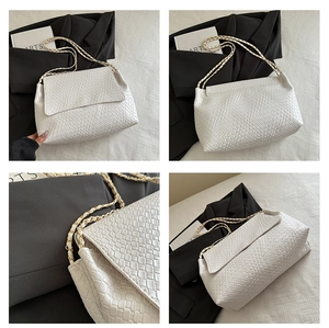 Vues détaillées du sac à bandoulière tressé blanc avec chaîne et fermeture à rabat