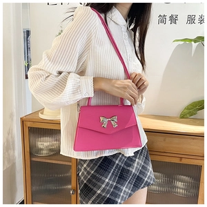 Borsa a tracolla rosa acceso con fiocco metallico argento e finitura lucida