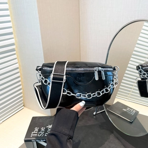 Sac de poitrine croisé en cuir PU noir pour femme avec chaîne argentée et sangle
