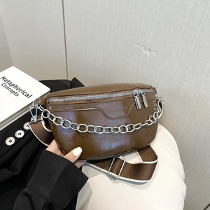 Sac de poitrine vintage marron en similicuir avec chaîne argentée et bandoulière