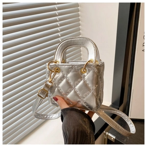 Détails de ce mini sac argenté matelassé avec fermoir métallique doré et bandoulière
