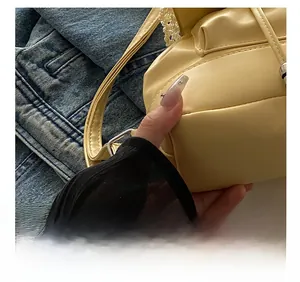Gros plan des coutures précises et du cuir crème de qualité sur le sac à dos à dentelle