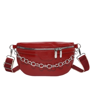 Marsupio alla moda in pelle PU rossa lucida con catena d'argento e tracolla regolabile
