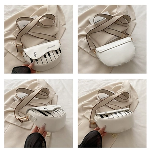 Vues détaillées du sac bandoulière demi-lune avec motif piano et sangle large