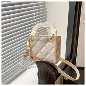 Détail d'un mini sac à main blanc matelassé avec dorures et bandoulière réglable amovible