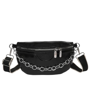 Schwarze glänzende Brusttasche mit Silberkette und verstellbarem Webriemen