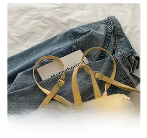 Détail du sac bandoulière en PU jaune crème avec nœud et bordure en dentelle blanche