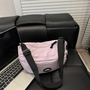 Borsa a spalla a mezzaluna viola chiaro con tracolla regolabile e logo Lucky