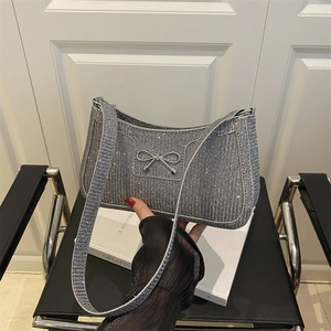 Sac baguette argenté avec strass et nœud métallique pour un style élégant chic