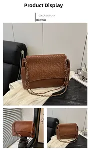 Gros plan sur la texture tressée marron et l'élégante bandoulière en chaîne du sac à main