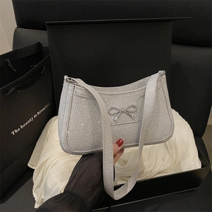 Sac sous le bras à paillettes argentées avec nœud métallique et large bandoulière
