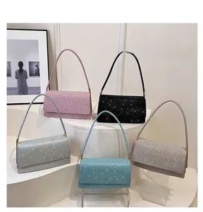 Détails de cinq pochettes de soirée pailletées en rose, noir, argent, bleu et doré