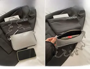Vue détaillée du sac enveloppe argenté effet croco montrant l'intérieur et la taille