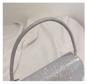 Vue détaillée de la bandoulière en paillettes argentées et coutures de précision