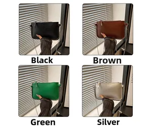 Collage de quatre petits sacs à chaîne rectangulaires en noir, brun, vert et argent