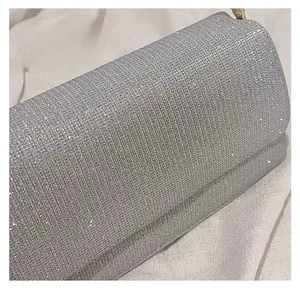 Gros plan d'une pochette de soirée argentée ornée de strass brillants au design enveloppe