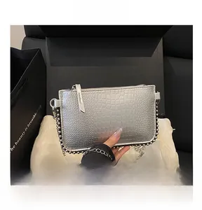 Détails du sac bandoulière argenté à motif pierre avec chaîne et bordure perlée