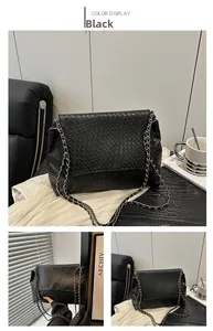 Détails d'un sac à bandoulière noir tressé avec bandoulière en chaîne dorée sur fond moderne