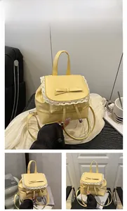 Détail du mini sac à dos jaune avec dentelle blanche et nœud décoratif style ballet