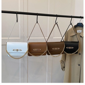 Détails de quatre sacs portés épaule en blanc kaki marron et noir avec chaîne dorée