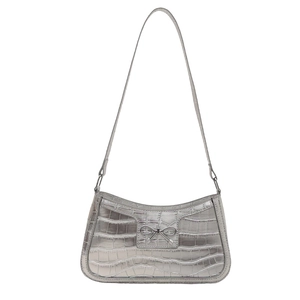 Sac sous le bras argenté à motif crocodile orné d'un nœud papillon en métal chic