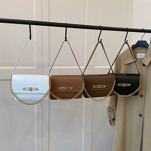 Sacs à main minimalistes en blanc, kaki, marron et noir avec des finitions dorées chic