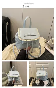 Détail d'un mini sac à dos bleu clair avec dentelle et nœud papillon style balletcore