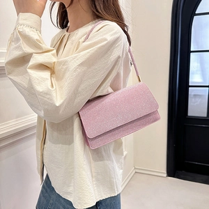 Pochette enveloppe rose pailletée avec chaîne dorée pour soirées et fêtes élégantes