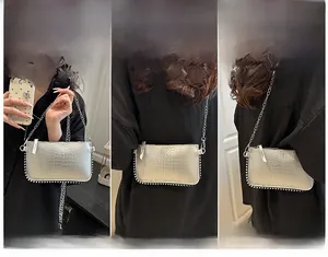 Sac bandoulière argenté texture croco avec bords perles et chaîne en trois styles